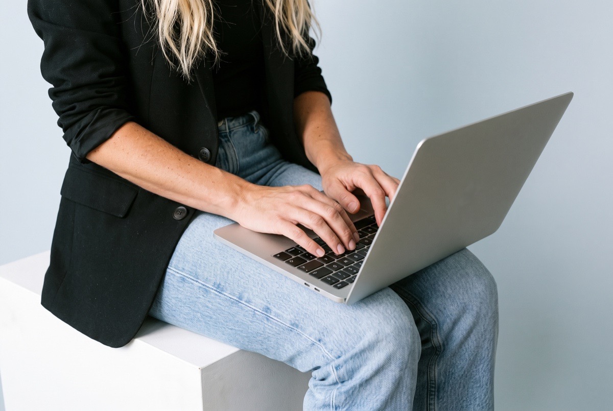 Hände tippen auf einem Laptop