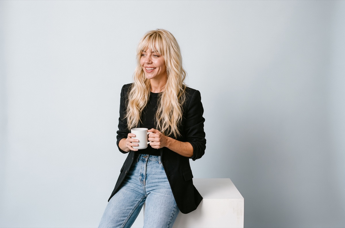 Carmen Metzger mit Tasse